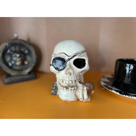 Pipo İçen Kuru Kafa Takılık